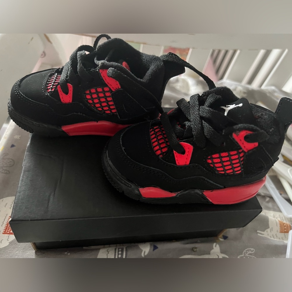 Jordan retro 4 thunders